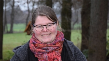 Frau mit Brille steht im Wald. Karen Meier aus Rockstedt leitet die örtliche Jungschar, die seit 1997 neben anderen Aktionen zu Weihnachten auch Krippenspiele einstudiert.
