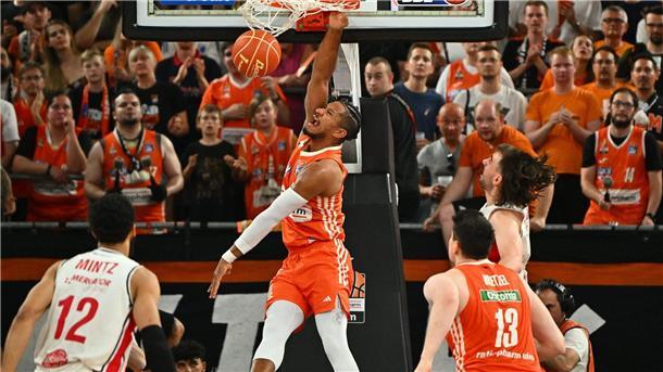 Sieg über Würzburg: Ulms Basketballer fordern FC Bayern Karim Jallow bejubelt einen Dunk.