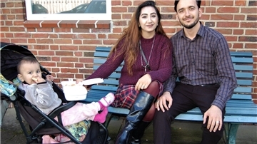 Karim Rahimi, hier mit Ehefrau Asuda und Tochter Ebtisam, erzählte im Theaterwerk Albstedt von seinem Leben in Afghanistan und seiner Flucht nach Deutschland.