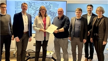 Karin Beckmann (Dritte von links) vom Amt für regionale Landesentwicklung übergab den Aufnahmebescheid an Bürgermeister Frank Braasch, Gemeindedirektor Henning Fricke, den Heeslinger Ortsbeauftragen Anja Förster und Dennis Meinders sowie den Verwaltungsvertretern Christoph Schiemann und Christoph Reuther.
