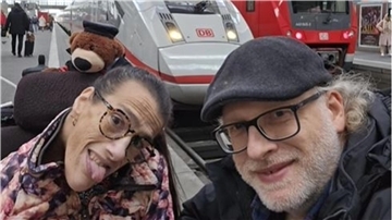 Karin Cordes-Zabel und Frank Cordes sind häufig auf Tour - hier bei einem Zwischenstopp am Münchener Hauptbahnhof.