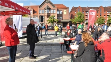 Karin Logemann hat es erneut geschafft. Sie hat das Direktmandat im Wahlkreis Wesermarsch/Rastede gewonnen. Unser Bild zeigt sie bei einer Wahlkampfveranstaltung auf dem Nordenhamer Marktplatz mit dem alten und neuen niedersächsischen Ministerpräsidenten Stephan Weil.