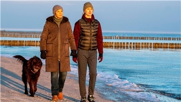 Karin Lossow (Katrin Sass, l) und Ellen Norgaard (Rikke Lylloff) beim Spaziergang mit Lucky.
