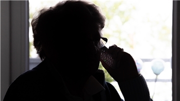 Karin Runkel (74) aus Bremerhaven ist schnell misstrauisch: Der telefonisch angekündigte „Gewinn“ kommt ihr mysteriös vor.