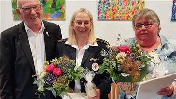 Karl-Heinz Röben überreichte Blumen, Urkunden und DRK-Auszeichnungsspangen an Birgit Bargmann (rechts) und Wiltrud Gleiche. 