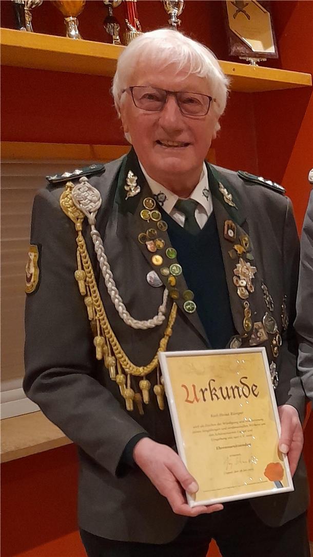 Karl Heinz Rümper mit einer seiner vielen Urkunden.