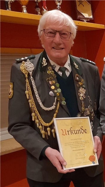 Karl Heinz Rümper mit einer seiner vielen Urkunden.