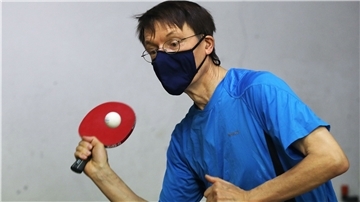 Karl Lauterbach, Gesundheitsexperte der SPD, spielt Tischtennis. Lauterbach erwartet nach dem Corona-Gipfel auch weitere Einschränkungen für den Sport.