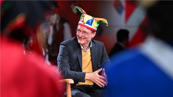 Lauterbach vor Stockacher Narrengericht Karl Lauterbach mit Narrenkappe. Er sei eine Unschuld vom Lande, meint der Bundesgesundheitsminister.