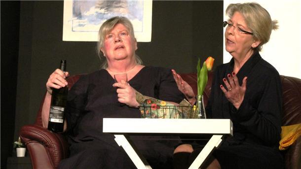 Karla (Ulrike Rohde) und Charlotte (Heike Schirmer, rechts) sind auf dem Weg zu neuem Selbstbewusstsein in der gleichnamigen Komödie. Am Sonnabend war Premiere im Piccolo Teatro in Bremerhaven.
