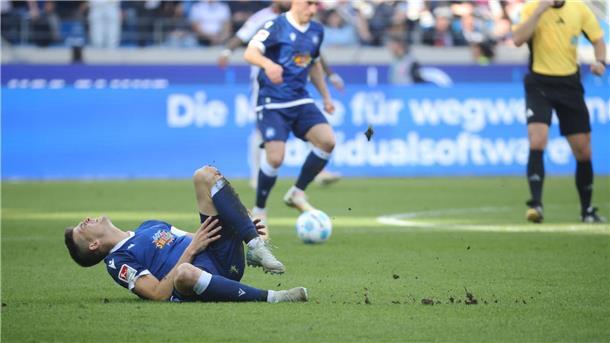 Karlsruhes Marvin Wanitzek liegt nach einem Foul am Boden.