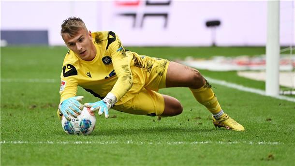 Schalke kassiert Niederlage in der Nachspielzeit beim KSC Karlsruhes Torwart Hans Christian Bernat hatte gegen Schalke viel zu tun.