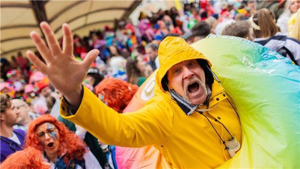 Weiber-Nass-Nacht: Karnevalisten trotzen dem Regen Karnevalisten feiern an Weiberfastnacht die Eröffnung des Straßenkarnevals auf dem Alten Markt in Köln.