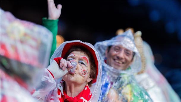 Weiber-Nass-Nacht: Karnevalisten trotzen dem Regen Karnevalisten mit Regenschutz feiern an Weiberfastnacht die Eröffnung des Straßenkarnevals auf dem Alter Markt in Köln.