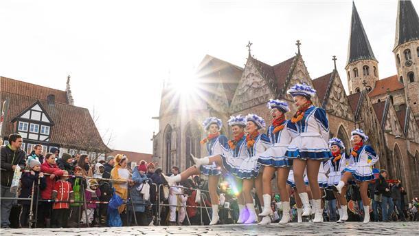 Karnevalisten hoffen auf 300.000 Narren in Braunschweig Karnevalistinnen nehmen am Karnevalsumzug teil und überqueren den Altstadtmarkt in der Innenstadt.