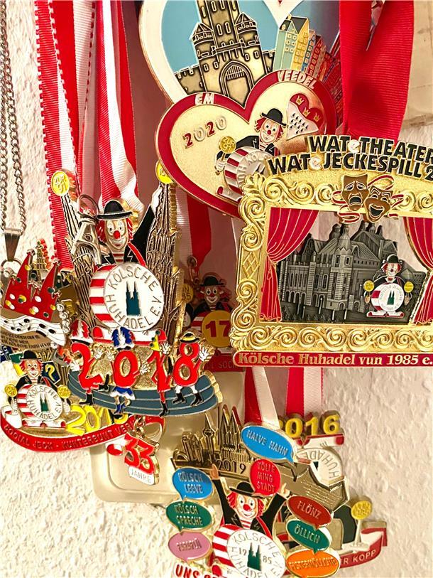 Warum es für meinen Lichtschalter eine Ehre ist, mit Orden bekleckert zu sein Karnevalsorden des kleinen Kölner Vereins "Kölsche Huhadel", auf Hochdeutsch Kölner Hochadel. Privatsammlung.