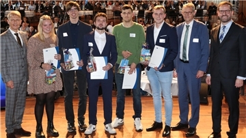 Karrierestart: (v. l.): IHKN-Präsident Dr. Bernhard Brons, Annalena Steffens, Jan-Peter Pape, Philip Kanitz, Hanno Feustel, Philipp von Schassen, Matthias Kohlmann, Präsident der IHK Stade, Max-Martin Deinhard, Hauptgeschäftsführer der IHK für Ostfriesland.