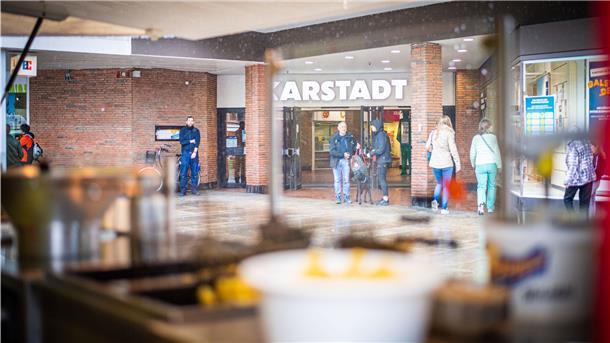Karstadt ist ein Kundenmagnet in Bremerhavens Innenstadt, sagen Branchenkenner. Sollte das Warenhaus schließen, wäre das ein „herber Schlag“.