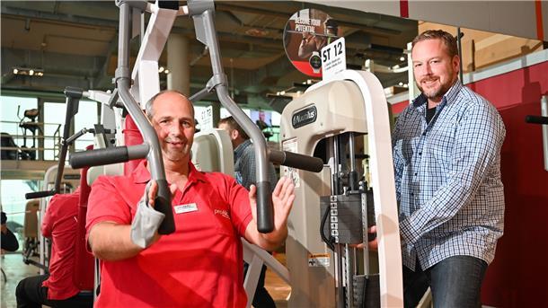 Karsten Meyer (rechts) und Matthias Breustedt vom Fitnessstudio ProAktiv in Bremerhaven wollen, wie viele Kollegen in der Branche, die Krise mit aller Kraft überwinden.