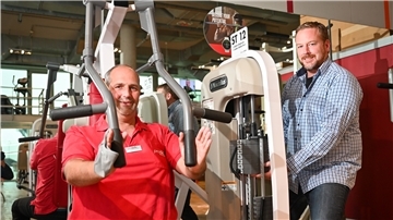 Karsten Meyer (rechts) und Matthias Breustedt vom Fitnessstudio ProAktiv in Bremerhaven wollen, wie viele Kollegen in der Branche, die Krise mit aller Kraft überwinden.