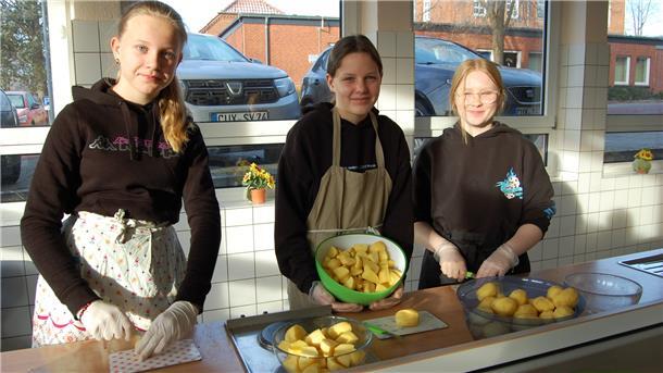Kartoffeln schälen und in Stücke schneiden war die Aufgabe von Malin, Ida und Lina (von links). Insgesamt mussten mehr als 10 Kilogramm Kartoffeln für die Benefizaktion vorbereitet werden.