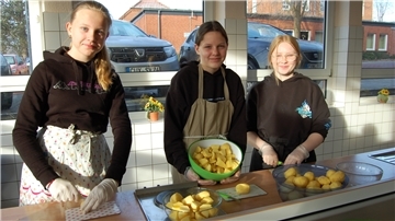 Kartoffeln schälen und in Stücke schneiden war die Aufgabe von Malin, Ida und Lina (von links). Insgesamt mussten mehr als 10 Kilogramm Kartoffeln für die Benefizaktion vorbereitet werden.