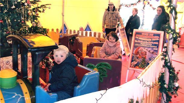 Karussell-Probefahrt um den Zirkus-Tannenbaum am Finteler Eurostrand.