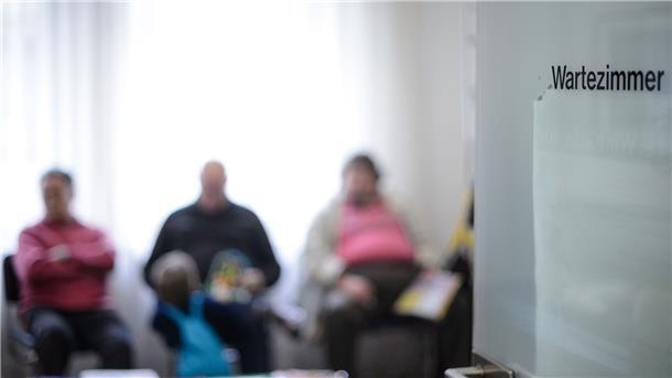 Hunderte Kassenärzte protestieren gegen Sparpläne Kassenärzte protestierten gegen die Streichung der Neupatienten-Regel. Sie fürchten, dass Patienten so zukünftig länger auf Termine warten müssen.
