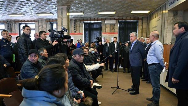 Mindestens 45 Tote bei Explosion in Kohlebergwerk Kassym-Schomart Tokajew (3.v.r), Präsident von Kasachstan spricht den Angehörigen der toten Bergleute sein Beileid aus.