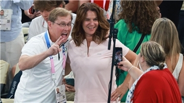Katarina Witt und der frühere Turner Bart Conner bei Olympia 2024 in Paris.