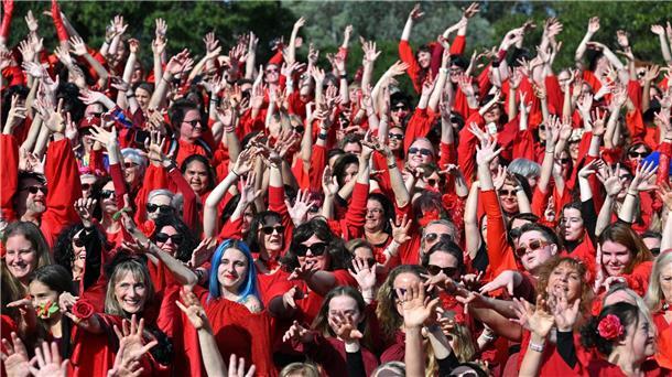 Ein Mysterium: Ausnahmesängerin Kate Bush wird 65 Kate-Bush-Fans versammeln sich im Sydney Park, um zu dem 1978er-Hit „Wuthering Heights“ der Sängerin zu tanzen.