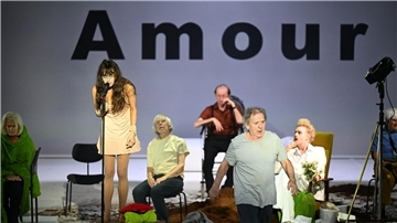 Katharina Bach (l) und Andre Jung (2.v.r) während der Fotoprobe zum Schauspiel „Liebe (Amour)“ nach Michael Haneke.