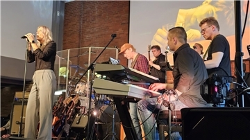 Sängerin mit Band auf Bühne