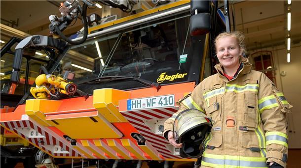 Katharina Hein, einzige Flughafen-Feuerwehrfrau im Team am Hamburger Flughafen