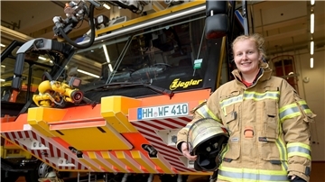Katharina Hein, einzige Flughafen-Feuerwehrfrau im Team am Hamburger Flughafen
