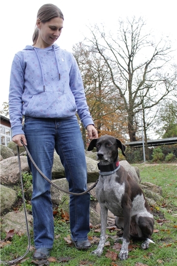 Katharina Kalicinski mit Schulhündin Grey.