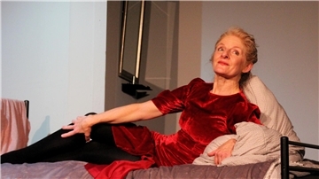 Katharina Schumacher ist die „Klatschmohnfrau“ im gleichnamigen Stück im Piccolo teatro in der Alten „Bürger“. 