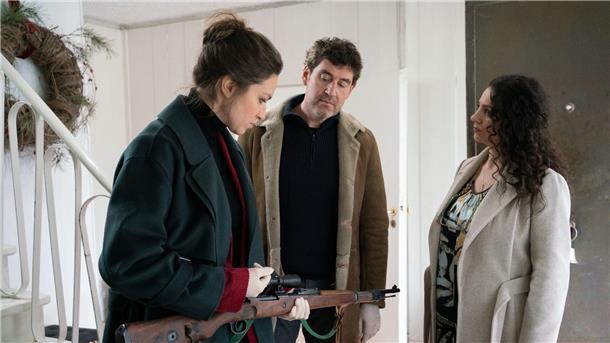 Neue ZDF-Krimireihe „Ein Fall für Katharina Tempel“ Katharina Tempel (Franziska Hartmann, l-r), Georg König (Stephan Szasz) und Dela Tahiri (Hanife Sylejmani) in einer Szene des Films „Was wir verbergen“.