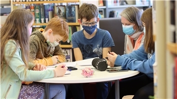 Kathrin Lange (Zweite von rechts) ist Buchautorin und Dozentin für kreatives Schreiben. An der KGS Tarmstedt hat sie jetzt Schülerinnen und Schülern gezeigt, worauf es beim Schreiben von Geschichten ankommt.