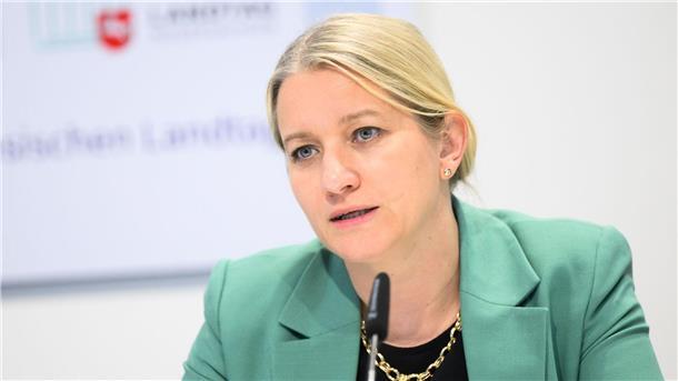 Schwarzfahren als Ordnungswidrigkeit - offen für Debatte Kathrin Wahlmann (SPD), Justizministerin Niedersachsen, spricht bei einer Kabinettspressekonferenz zum Thema Antisemitismus.
