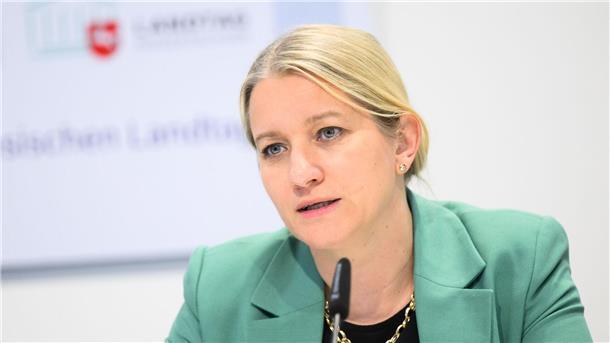 Kathrin Wahlmann spricht bei einer Kabinettspressekonferenz zum Thema Antisemitismus.