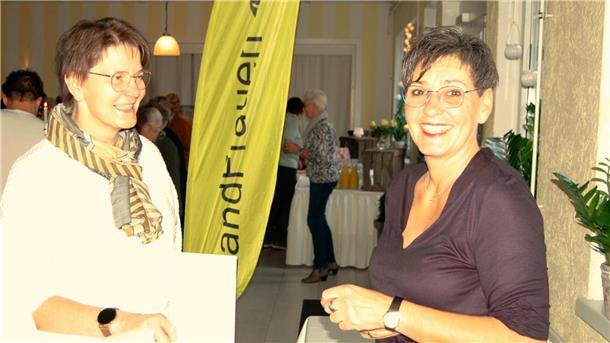 Referentin und Autorin Katja Bernhardt (re) mit der Selsinger Landfrauen-Vorsitzenden Anja Bredehöft.