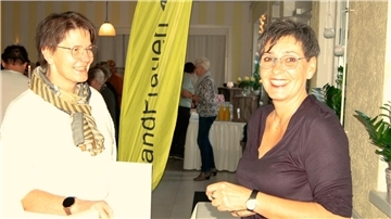 Referentin und Autorin Katja Bernhardt (re) mit der Selsinger Landfrauen-Vorsitzenden Anja Bredehöft.
