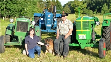 Katja Meier, Hündin Lana und Hanke Neumann mit ihren drei historischen Gefährten: zwei Deutz-Traktoren aus den Jahren 1938 und 1951 sowie einem Lanz Bulldog Baujahr 1959 (Mitte).