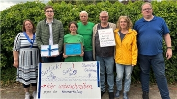 Katja Schaake, Mirko Baacke, Annette Chapligin, Gert Rosenbohm, Albert Mumme und Heike Stahl-Kripp vom Aktionsbündnis gegen die Weservertiefung bringen die Petition auf den Weg.