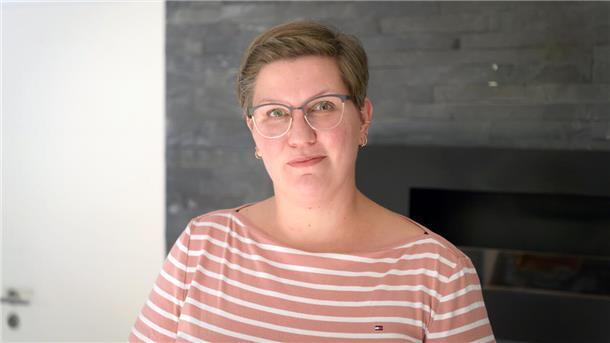 Zwei Frauen schauen sich und zeigen Gebärden.