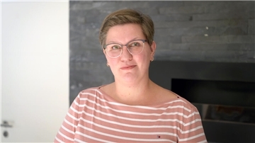 Zwei Frauen schauen sich und zeigen Gebärden.