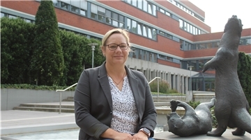 Foto vor Verwaltungsgebäude