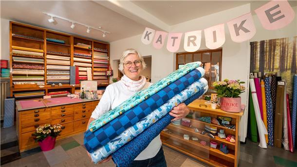 Katrike Schloßhauer hat einen Stoff- und Nähladen in den Räumen des früheren Waffenhändlers Staschel eröffnet.