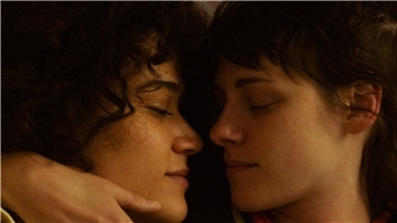 Katy M. O’Brian (l) und Kristen Stewart als Jackie und Lou in einer Szene des Films „Love Lies Bleeding“.